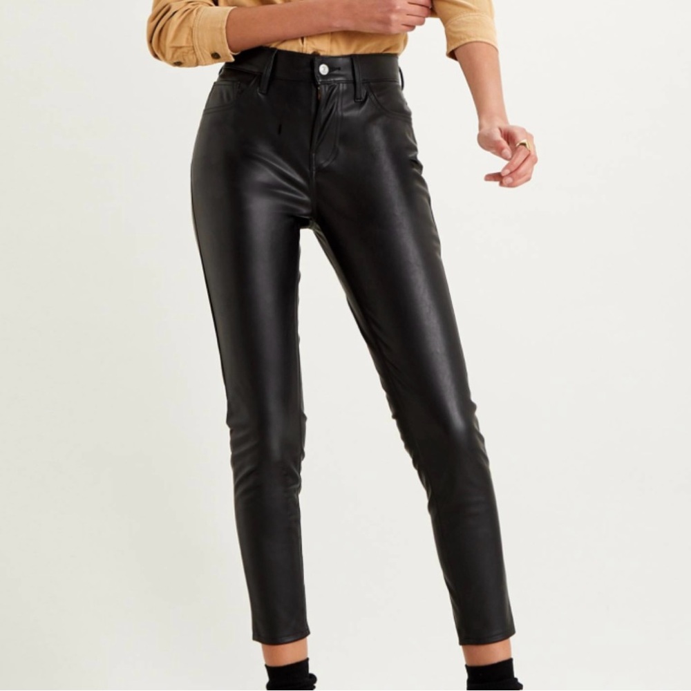 NWT Levi’s Premium Black Faux Leather Ankle Pants Size 25